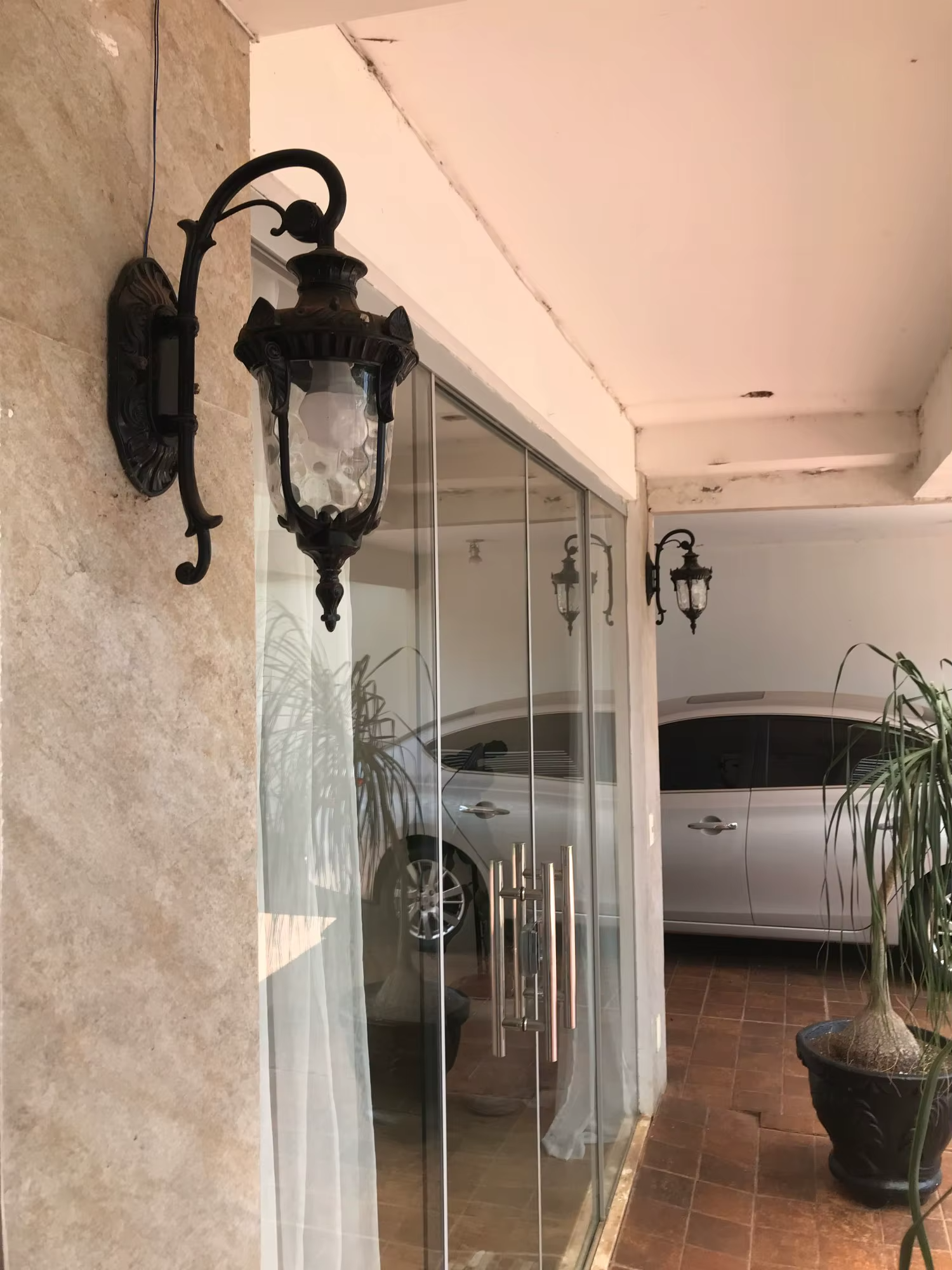 Arandela Externa Colonial em Metal e Vidro com Proteção IP65 e Estilo Clássico