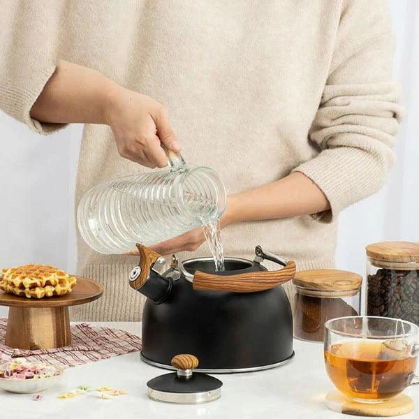 Chaleira Moderna com Cabo de Madeira em Inox – 2,5L, Compatível com Fogão a Gás e Indução