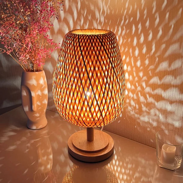 Luminária de Mesa Bambu – Estilo Natural com Elegância Artesanal