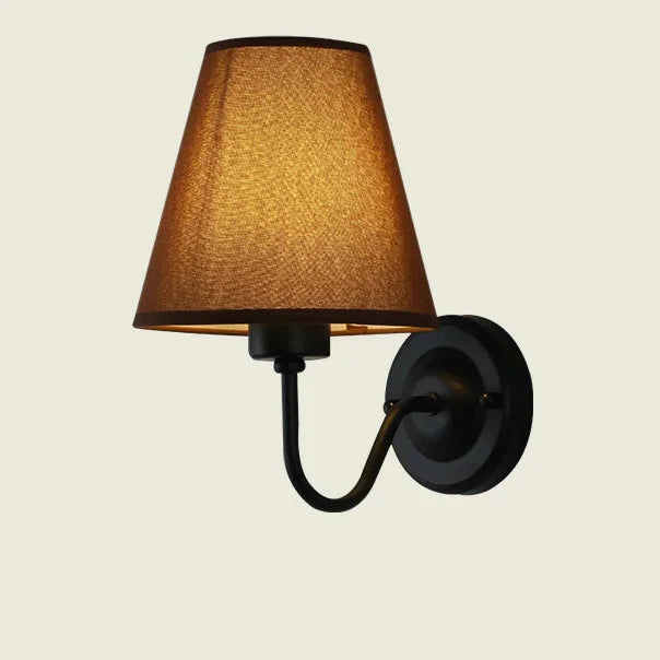 Arandela Clássica de Parede em Metal e Tecido com Iluminação Aconchegante