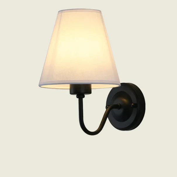 Arandela Clássica de Parede em Metal e Tecido com Iluminação Aconchegante