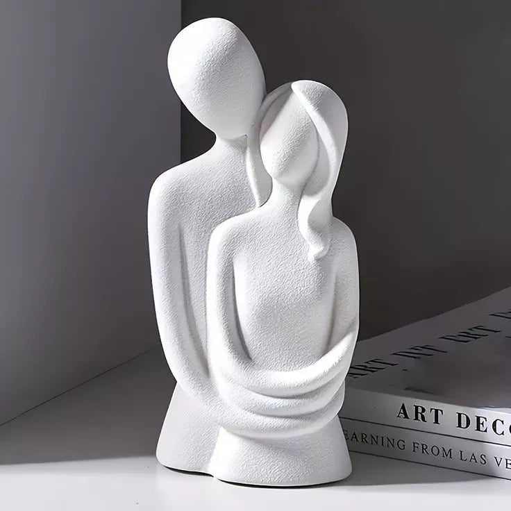Escultura Casal Abraçados em Gesso – Arte Decorativa com Significado e Estilo