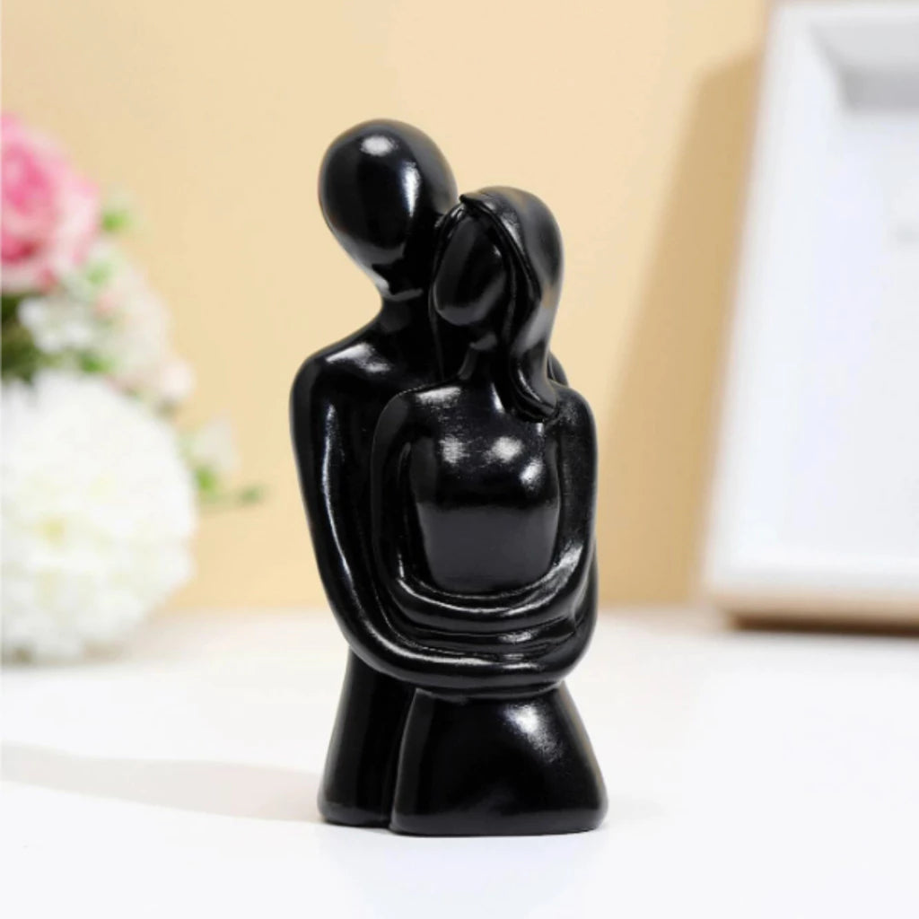Escultura Casal Abraçados em Gesso – Arte Decorativa com Significado e Estilo