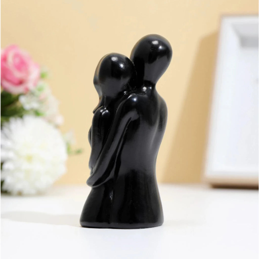 Escultura Casal Abraçados em Gesso – Arte Decorativa com Significado e Estilo