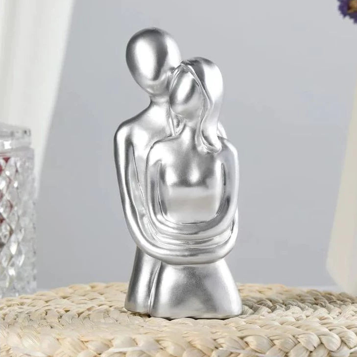 Escultura Casal Abraçados em Gesso – Arte Decorativa com Significado e Estilo