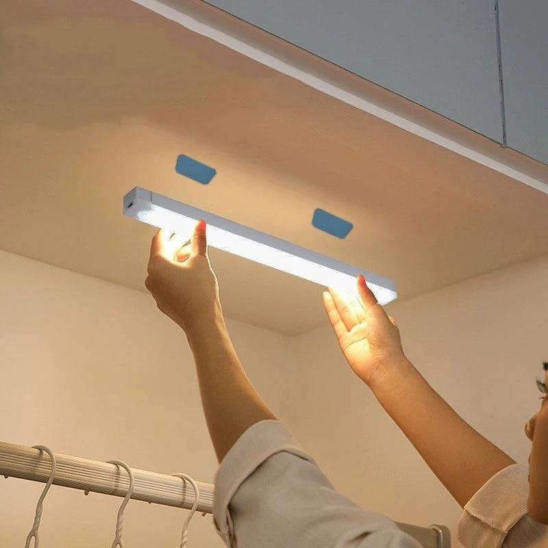 Luminária LED Barra com Sensor de Movimento Recarregável e Fácil Instalação