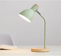 Luminária de Mesa com Bambu e Alumínio – Design Moderno