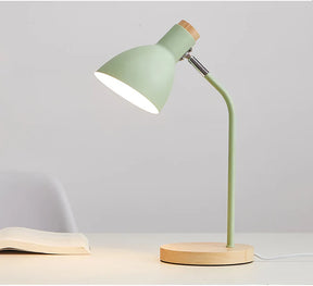 Luminária de Mesa com Bambu e Alumínio – Design Moderno