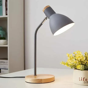 Luminária de Mesa com Bambu e Alumínio – Design Moderno