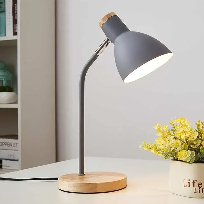 Luminária de Mesa com Bambu e Alumínio – Design Moderno