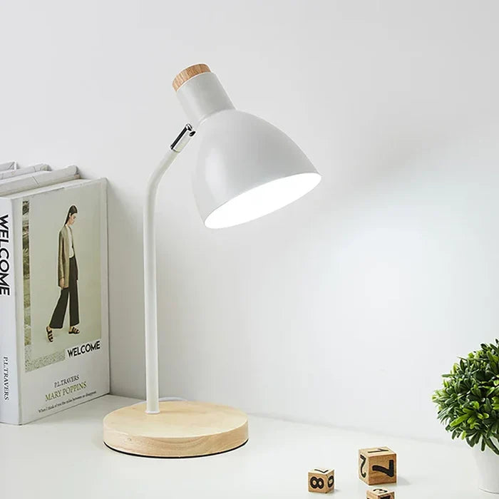 Luminária de Mesa com Bambu e Alumínio – Design Moderno