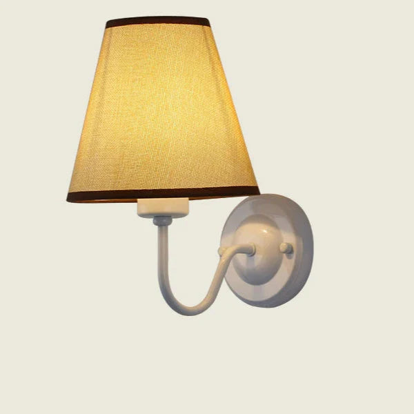 Arandela Clássica de Parede em Metal e Tecido com Iluminação Aconchegante