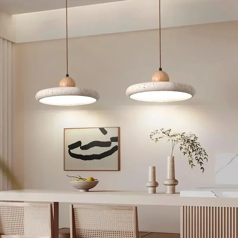 Luminária Pendente em Pedra Travertino e Madeira Sabina