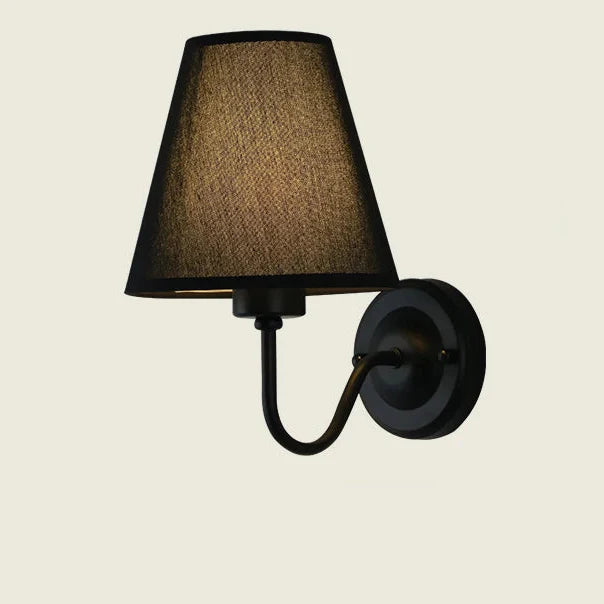 Arandela Clássica de Parede em Metal e Tecido com Iluminação Aconchegante